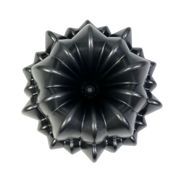 Wilton Dimensions Cascade Bundt Cake Pan Nonstick Heavy Cast Aluminum 10 Cup - Picture 4 of 10
